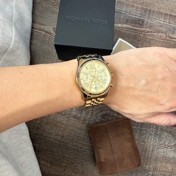 Michael Kors Gold Women's Watch - Picture 8 of 9